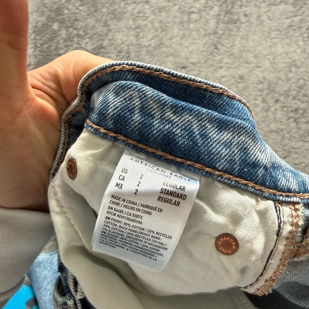 American Eagle Medium Wash Super High Rise Baggy Straight Jeans Ripped Frayed - Picture 3 of 4